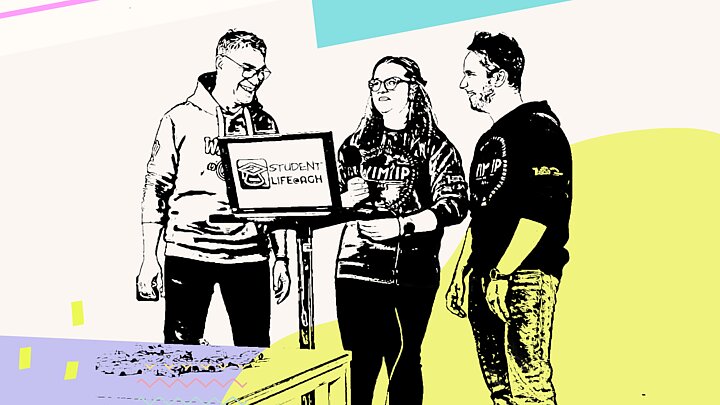 Grafika przedstawiająca trzech ludzi stojących obok siebie i rozmawiających, skupionych na laptopie z logo 'Student Life@AGH' umieszczonym na podstawce. Osoba po lewej stronie to mężczyzna w okularach i jasnej bluzie, śmiejący się i patrzący na ekran. Pośrodku stoi kobieta w okularach, trzymająca mikrofon, ubrana w kolorowy sweter, a po prawej stronie jest uśmiechnięty mężczyzna w ciemnej bluzie. Wszyscy mają na bluzie napis WIMiIP. Tło jest jasne z pastelowymi akcentami i abstrakcyjnymi kształtami.