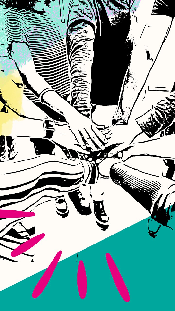 Grafika przedstawiająca zbliżenie na ręce trzech osób, które symbolicznie kładą je jedna na drugiej w geście współpracy i wsparcia. Tło jest jasnoturkusowe na dole i przeistacza się w jaskraworóżowe akcenty u góry, co dodaje dynamiki i nowoczesnego charakteru. Obrazek jest stylizowany, z kontrastującymi kolorami i abstrakcyjnymi elementami graficznymi, co nadaje mu artystycznego wyrazu