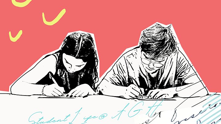 Ilustracja przedstawiająca dwójkę studentów, mężczyznę i kobietę, skupionych na pisaniu lub rysowaniu na dużym arkuszu papieru na stole. Oboje są pochyleni nad swoją pracą, co wskazuje na głębokie zaangażowanie w zadanie. Kobieta ma długie czarne włosy, mężczyzna nosi okulary. Scena jest podkreślona jaskrawoczerwonym tłem, które w połączeniu z lekkimi, żółtymi i zielonymi akcentami graficznymi w górnej części obrazu, dodaje dynamiki i współczesnego charakteru kompozycji.